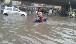 Mưa lớn 15 phút, nhiều tuyến đường Hà Nội biến thành sông